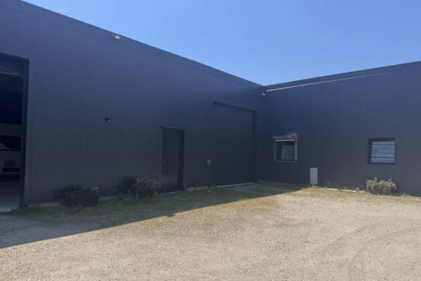 Local commercial neuf proche DAMGAN 172 m²