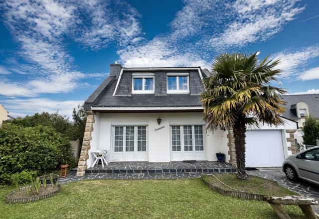 DAMGAN CENTRE : Maison néo-bretonne avec garages et proche mer