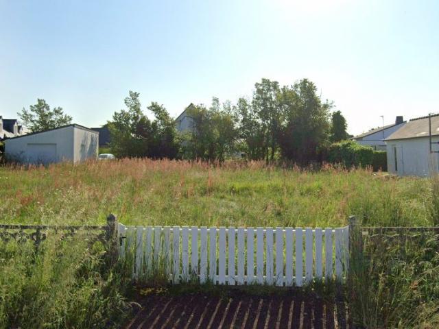 Exceptionnel à Kervoyal : Grand terrain à bâtir à pied de l'océan