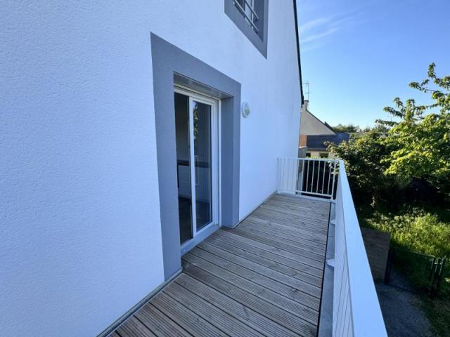 T2 ENTIÈREMENT RÉNOVÉ AVEC TERRASSE PROCHE BOURG
